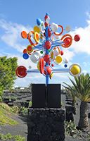 Het dorp Tahíche in Lanzarote. Mobile sculptuur "Juguete del Viento" (Speelgoed van de Wind), begin van de jaren '70. Klikken om het beeld te vergroten.