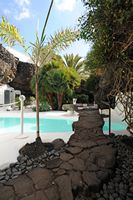 Het dorp Tahíche in Lanzarote. Het zwembad in de kelder van het huis van César Manrique. Klikken om het beeld te vergroten.