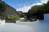 Il villaggio di Tahíche a Lanzarote. Cortile interno della casa di César Manrique. Clicca per ingrandire l'immagine.