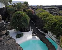 Het dorp Tahíche in Lanzarote. Het zwembad van het huis van César Manrique. Klikken om het beeld te vergroten.