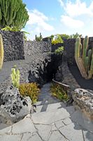 Das Dorf Tahíche in Lanzarote. Der Zugang zum Keller des Hauses von César Manrique. Klicken, um das Bild zu vergrößern