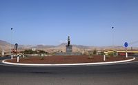 El pueblo de Tarajalejo en Fuerteventura. La estatua de Juanito el Cartero (autor Frank Vincentz). Haga clic para ampliar la imagen.