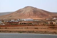 A aldeia de Tetir em Fuerteventura. A montanha Temejereque (autor Frank Vincentz). Clicar para ampliar a imagem.