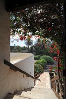 Het dorp Tiagua in Lanzarote. Bougainvillea boven de taverne. Klikken om het beeld te vergroten.