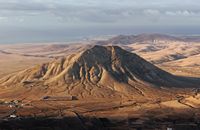 El pueblo de Tindaya en Fuerteventura. La Montaña de Tindaya (autor José Mesa). Haga clic para ampliar la imagen.