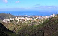 Die Stadt Adeje auf Teneriffa. gesehen von der Barranco del Infierno. Klicken, um das Bild zu vergrößern