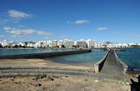 La ville d'Arrecife à Lanzarote. Le pont des boulets (Puente de las Bolas) vu depuis le fort Saint-Gabriel. Cliquer pour agrandir l'image.