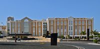 De stad Arrecife in Lanzarote. Hotel van de Eilandsraad (auteur Wiki05). Klikken om het beeld te vergroten.