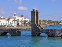 La ciudad de Arrecife en Lanzarote. El puente de balas de cañón (autor Marc Ryckaert). Haga clic para ampliar la imagen.