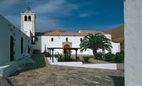 De stad Betancuria in Fuerteventura. De kathedraal van St. Maria van Betancuria (auteur Office Canarische Toerisme). Klikken om het beeld te vergroten.