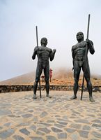 La ville de Betancuria à Fuerteventura. Les statues des rois Ayose et Guise au belvédère de Corrales de Guize. Cliquer pour agrandir l'image.