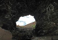 De grot Cueva de los Verdes in Haría in Lanzarote. De ingang. Klikken om het beeld te vergroten.