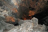 A caverna da Cueva de los Verdes Haria em Lanzarote. Descida para dentro da caverna. Clicar para ampliar a imagem.