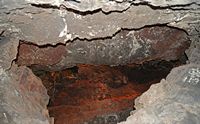 De grot Cueva de los Verdes in Haría in Lanzarote. Opgestapelde slangen. Klikken om het beeld te vergroten.