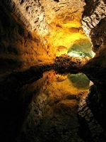 La grotte de la Cueva de los Verdes à Haría à Lanzarote. Lac souterrain. Cliquer pour agrandir l'image.