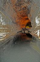 De grot Cueva de los Verdes in Haría in Lanzarote. Ondergrondse meer. Klikken om het beeld te vergroten.