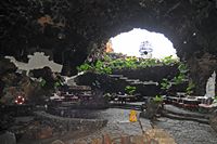 Las simas de Jameos del Agua en Haría en Lanzarote. El Jameo Chico. Haga clic para ampliar la imagen.