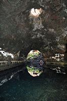 Las simas de Jameos del Agua en Haría en Lanzarote. manguera volcánica Vault. Haga clic para ampliar la imagen.