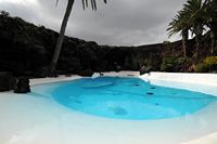 Le voragini di Jameos del Agua a Haría a Lanzarote. Il bacino artificiale. Clicca per ingrandire l'immagine.
