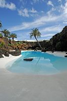 Las simas de Jameos del Agua en Haría en Lanzarote. La cuenca artificial. Haga clic para ampliar la imagen.