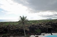 Las simas de Jameos del Agua en Haría en Lanzarote. El Risco de las Nieves visto desde Jameos del Agua. Haga clic para ampliar la imagen.