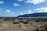 La ciudad de Haría en Lanzarote. El Mirador del Río. Visto desde La Graciosa. Haga clic para ampliar la imagen.