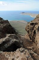 La ville d'Haría à Lanzarote. Le belvédère du Rio (Mirador del Río). La falaise du belvédère. Cliquer pour agrandir l'image.