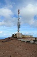De stad Haría in Lanzarote. De uitzichttoren van de Rio (Mirador del Río). Een telecommunicatie antenne. Klikken om het beeld te vergroten.