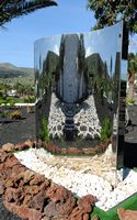 De stad Haría in Lanzarote. Stalen sculptuur op de begraafplaats van Haría. Klikken om het beeld te vergroten.