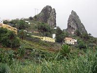 De stad Hermigua in La Gomera. Roques de San Pedro. Klikken om het beeld te vergroten.