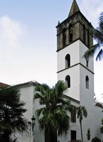 De stad Icod de los Vinos in Tenerife. Kerk. Klikken om het beeld te vergroten.