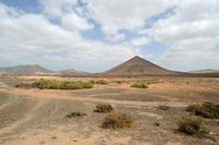 La Casa de los Coroneles en La Oliva en Fuerteventura. la Montaña de Escanfraga y las vistas desde la Casa de los Coroneles Montaña del Frontón. Haga clic para ampliar la imagen.