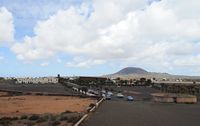 La ciudad de La Oliva en Fuerteventura. la ciudad con la montaña de la arena en el fondo. Haga clic para ampliar la imagen.