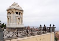 Die Stadt La Orotava auf Teneriffa. Mausoleum, die Gärten von Quinta Roja. Klicken, um das Bild zu vergrößern