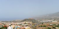 Die Stadt Puerto de la Cruz auf Teneriffa. gesehen von El Monasterio in Los Realejos. Klicken, um das Bild zu vergrößern