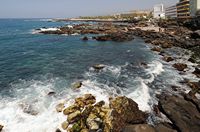 La ciudad de Puerto de la Cruz en Tenerife. Complejo Martiánez vista desde el puerto. Haga clic para ampliar la imagen.