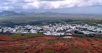 La ciudad de Teguise en Lanzarote. Visto desde el volcán de Guanapay. Haga clic para ampliar la imagen.