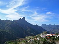 De stad Tejeda in Gran Canaria. De rots van Bentaiga. Klikken om het beeld te vergroten.