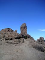 La ciudad de Tejeda en Gran Canaria. La roche Nublo. Haga clic para ampliar la imagen.