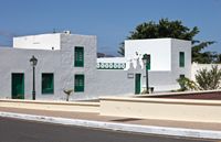 Die Stadt Yaiza auf Lanzarote. Charakterhaus (Lmbuga Autor). Klicken, um das Bild zu vergrößern