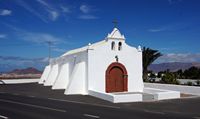 El pueblo de Tiagua en Lanzarote. La Capilla de Nuestra Señora del Perpetuo Socorro (autor Charly-G). Haga clic para ampliar la imagen en Panoramio (nueva pestaña).