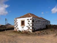 De stad La Oliva in Fuerteventura. Het Huis van de Kapelaan (auteur Der Odenwälder). Klikken om het beeld te vergroten in Panoramio (nieuwe tab).