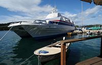 L'île de Mljet en Croatie. Catamaran à quai à Polace. Cliquer pour agrandir l'image dans Adobe Stock (nouvel onglet).