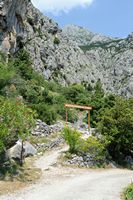 Le jardin botanique du Biokovo en Croatie. Entrée du Jardin botanique du Biokovo. Cliquer pour agrandir l'image dans Adobe Stock (nouvel onglet).