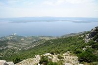 Le mont Vidova Gora, île de Brač en Croatie. Vue sur Hvar depuis Vidova Gora. Cliquer pour agrandir l'image dans Adobe Stock (nouvel onglet).