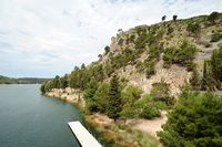 Le parc national de la Krka en Croatie. Vue vers l'aval de la Krka depuis la route de Šibenik à Kistanje. Cliquer pour agrandir l'image dans Adobe Stock (nouvel onglet).