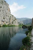 La rivière Cetina en Croatie. La porte de la Cetina. Cliquer pour agrandir l'image dans Adobe Stock (nouvel onglet).