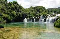 De stroom van Skradinski Buk op Krka. Klikken om het beeld te vergroten in Adobe Stock (nieuwe tab).