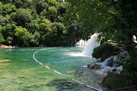 De stroom van Skradinski Buk op Krka. Klikken om het beeld te vergroten in Adobe Stock (nieuwe tab).