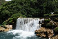 De stroom van Skradinski Buk op Krka. Klikken om het beeld te vergroten in Adobe Stock (nieuwe tab).